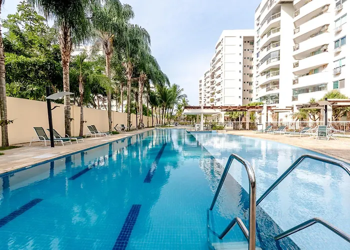 2 qrts c suíte, ar condicionado, piscina infantil e adulto, parquinho, estacionamento privativo, portaria 24hrs, self checkin, indicado pra família c crianças, casais e hóspedes a trabalho Rio de Janeiro